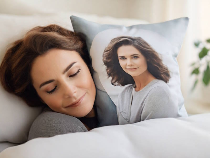 девушка обнимает подушку с фото