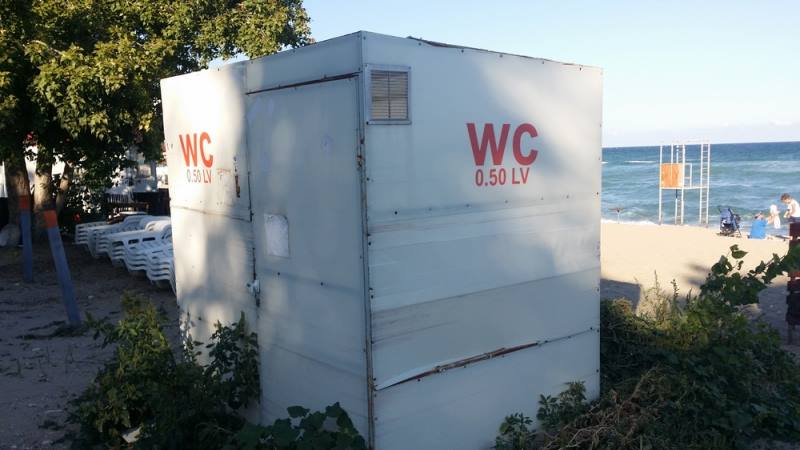 Туалетная платная кабинка на пляже Кабакум, Болгария