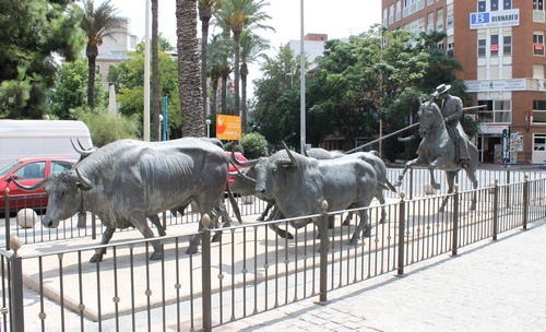 Коррида в Аликанте, Испания. Скульптура быков
